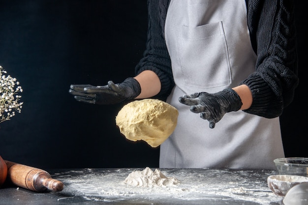 Vooraanzicht vrouwelijke kok met deeg op donkere deeg ei baan bakkerij hotcake keuken keuken