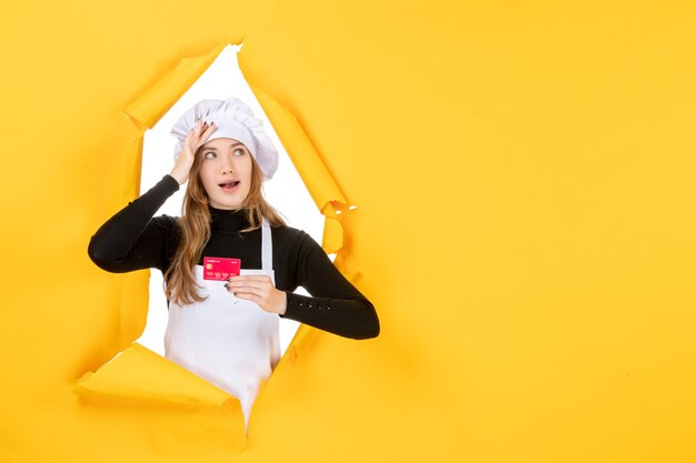 Vooraanzicht vrouwelijke kok met rode bankkaart op gele foto emotie geld keuken keuken kleur baan