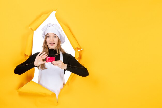 Vooraanzicht vrouwelijke kok met rode bankkaart op gele foto emotie geld voedsel keuken keuken kleur baan