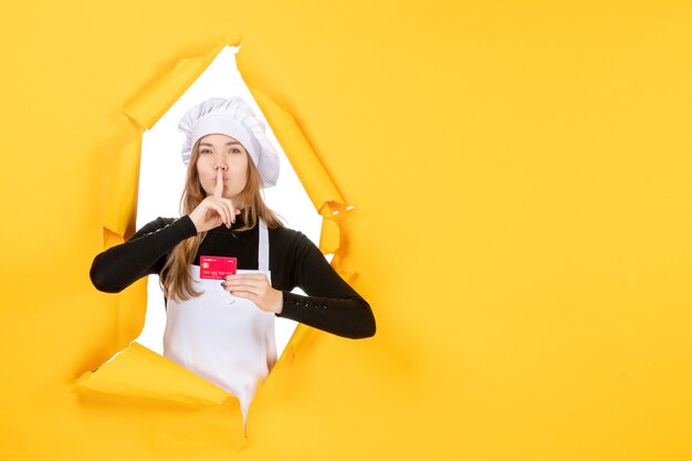 Vooraanzicht vrouwelijke kok met rode bankkaart op gele foto emotie geld voedsel keuken keuken kleur baan