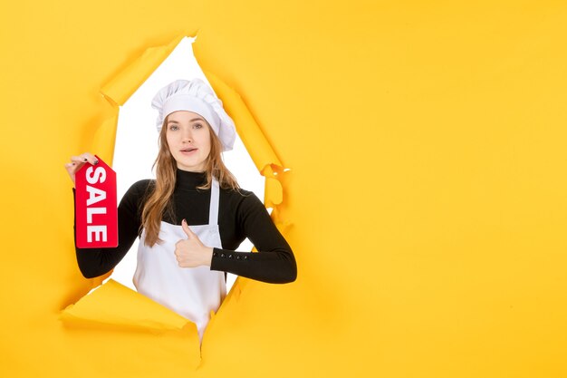 Vooraanzicht vrouwelijke kok met rode verkoop schrijven op gele kleur baan keuken keuken emotie eten foto