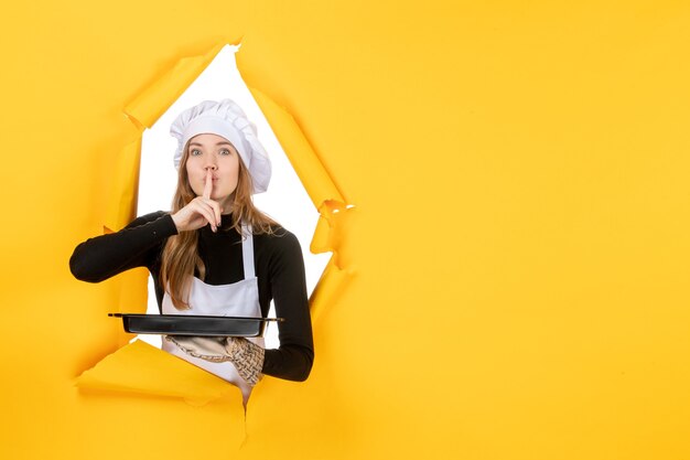 Vooraanzicht vrouwelijke kok met zwarte pan met koekjes op gele foto emotie zon eten keuken keuken kleuren baan