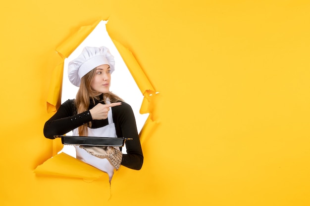 Vooraanzicht vrouwelijke kok met zwarte pan op gele emotie zon voedsel foto baan keuken keuken kleuren