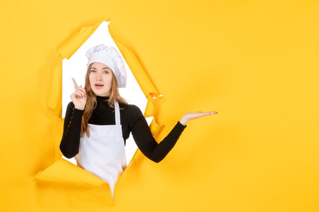 Vooraanzicht vrouwelijke kok op een gele foto zon keuken baan kleur keuken voedsel papier