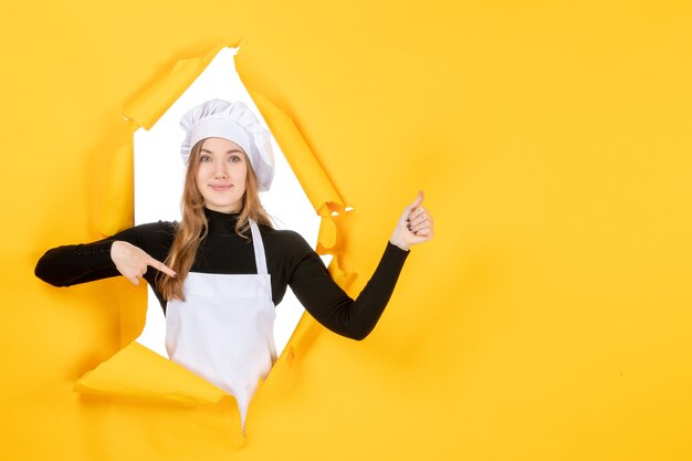 Vooraanzicht vrouwelijke kok op gele foto's eten zon emotie keuken keuken baan kleur papier