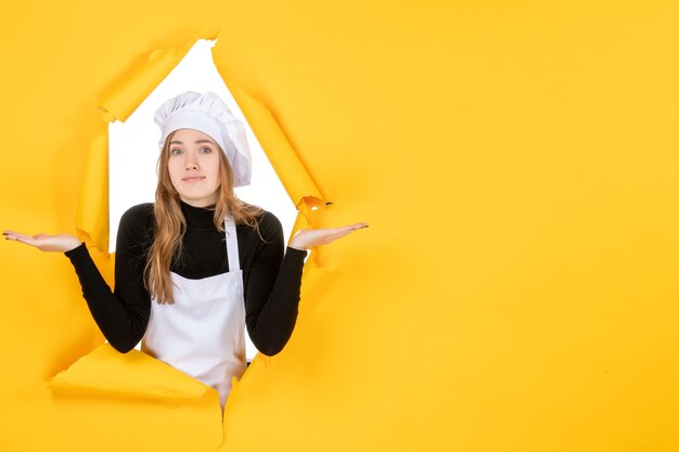 Vooraanzicht vrouwelijke kok op gele kleur papier emotie baan foto zon keuken