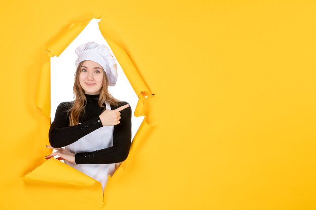 Vooraanzicht vrouwelijke kok op gele kleur papier emoties voedsel baan foto zon keuken