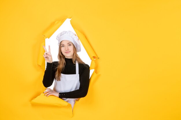 Vooraanzicht vrouwelijke kok op gele kleur zon foto keuken papier emoties voedsel baan