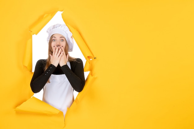 Vooraanzicht vrouwelijke kok op gele kleur zon papier emotie eten baan foto keuken