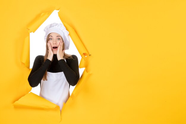 Vooraanzicht vrouwelijke kok op gele kleur zon papier emotie eten baan foto keuken