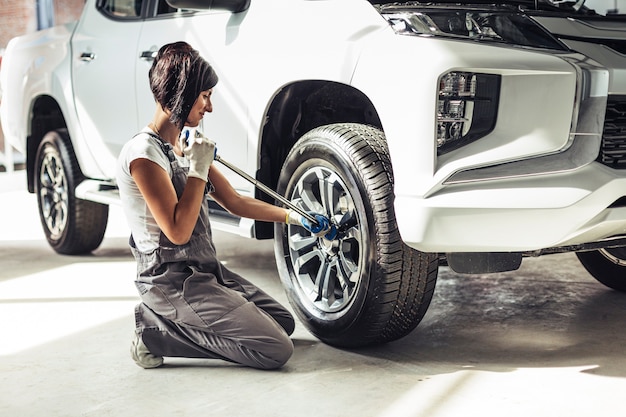 Vooraanzicht vrouwelijke monteur reparatie auto