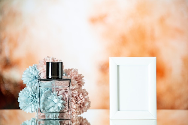 Vooraanzicht vrouwelijke parfum kleine witte fotolijst bloemen op beige wazige achtergrond kopie plaats