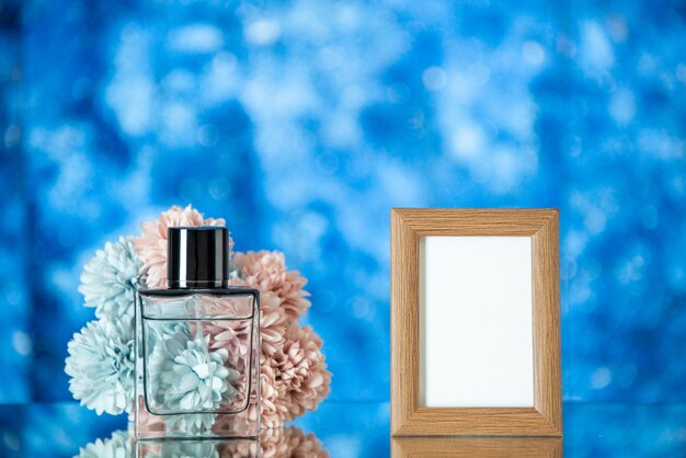 Vooraanzicht vrouwelijke parfum lichtbruine fotolijst bloemen geïsoleerd op lichtblauwe achtergrond