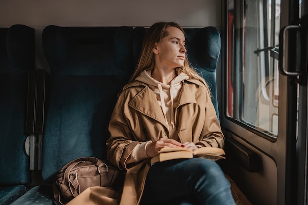 Vooraanzicht vrouwelijke passagier zittend in een trein