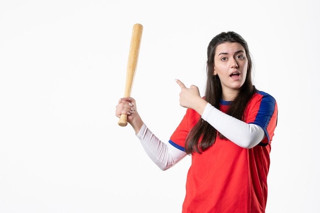 Vooraanzicht vrouwelijke speler met honkbalknuppel