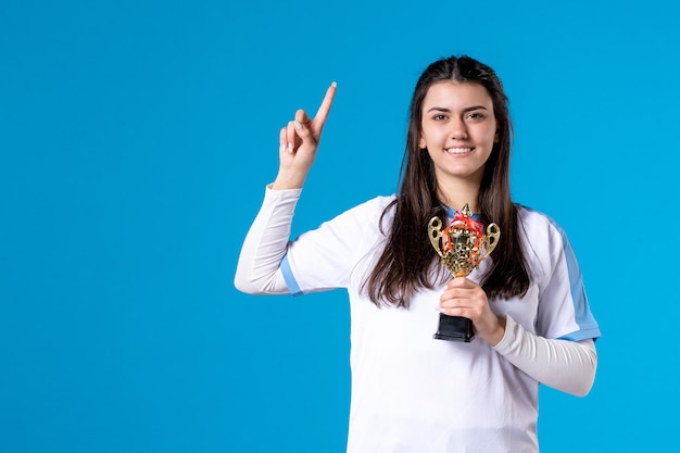 Vooraanzicht vrouwelijke speler met kop