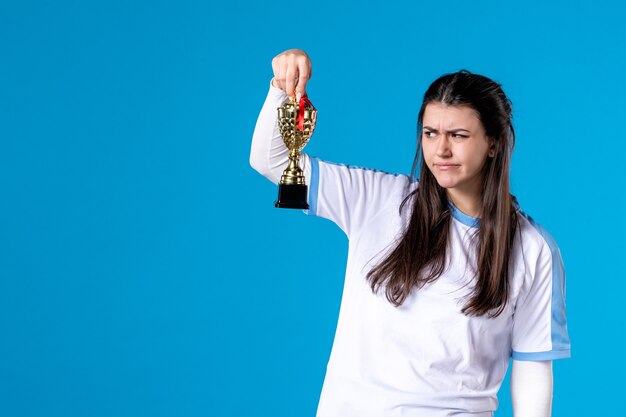 Vooraanzicht vrouwelijke speler met kop