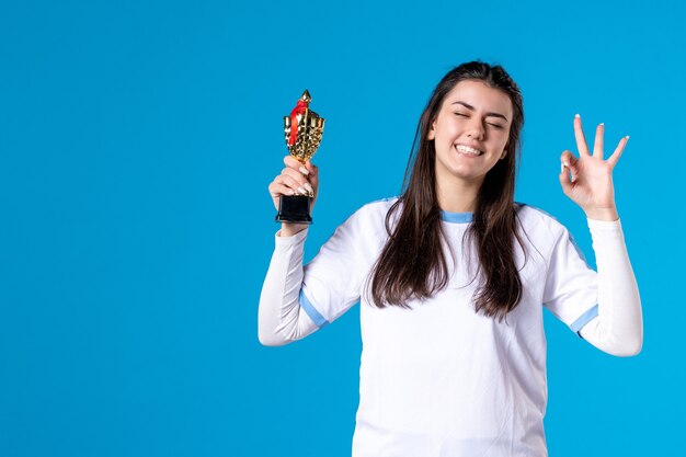 Vooraanzicht vrouwelijke speler met kop