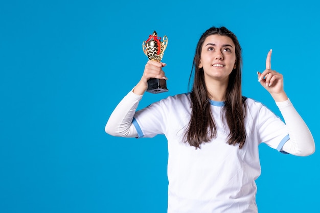 Vooraanzicht vrouwelijke speler met trofee