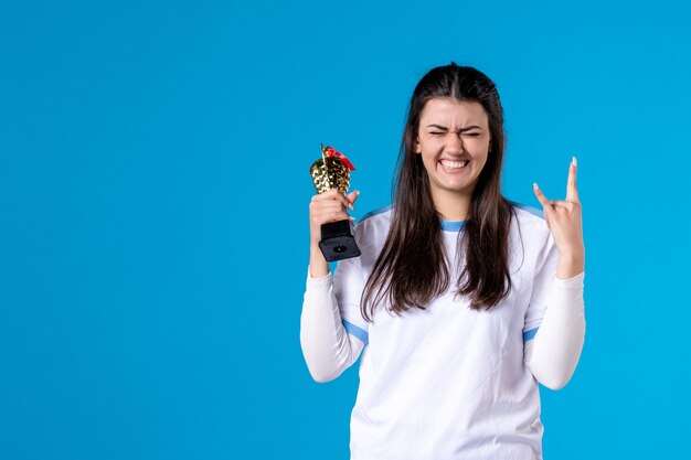 Vooraanzicht vrouwelijke speler met trofee