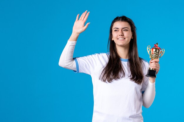 Vooraanzicht vrouwelijke speler met trofee