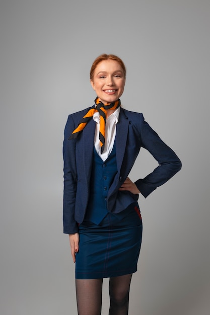 Gratis foto vooraanzicht vrouwelijke stewardess in de studio