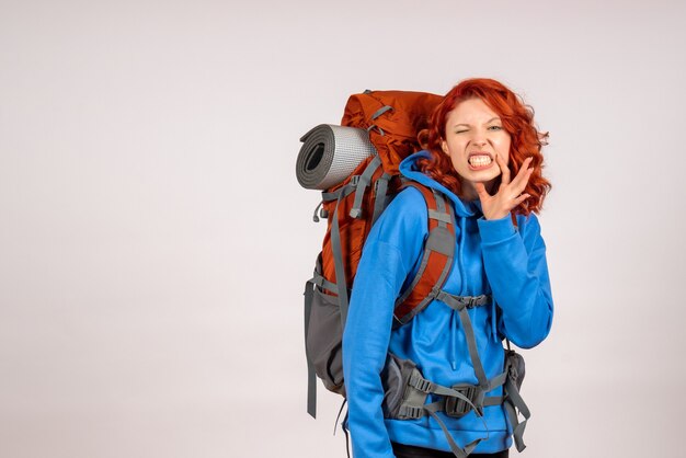 Vooraanzicht vrouwelijke toerist die in bergreis met rugzak gaat