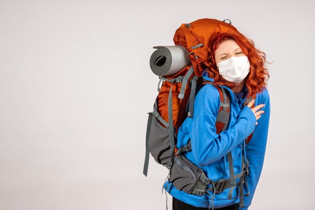 Vooraanzicht vrouwelijke toerist die in bergreis met rugzak gaat