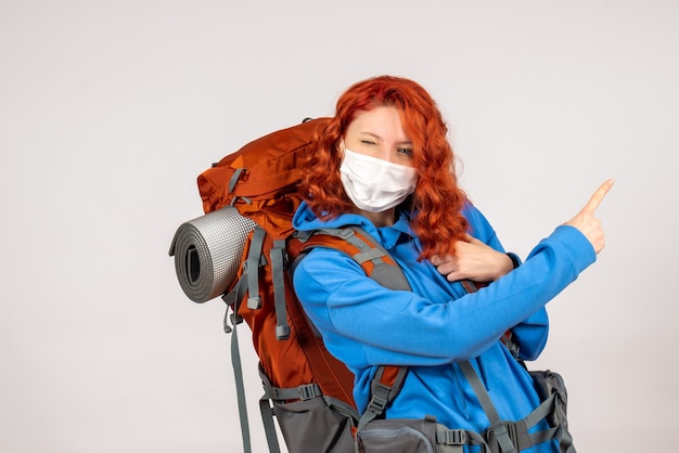 Vooraanzicht vrouwelijke toerist in masker met rugzak