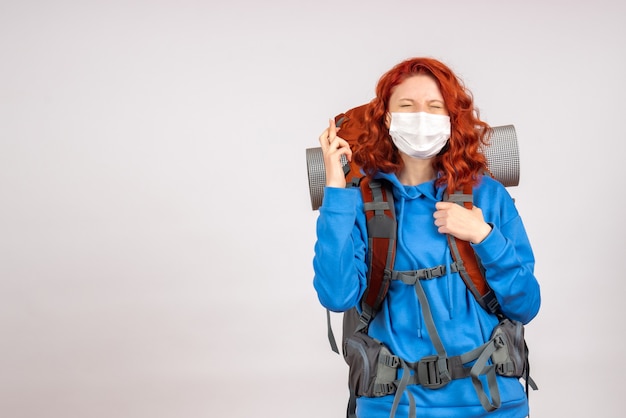 Vooraanzicht vrouwelijke toerist in masker met rugzak