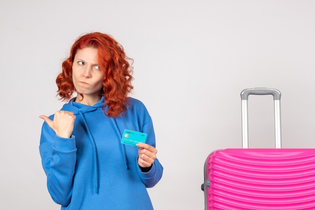 Gratis foto vooraanzicht vrouwelijke toerist met bankkaart
