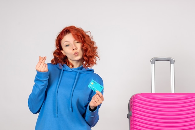 Vooraanzicht vrouwelijke toerist met roze tas en bankkaart