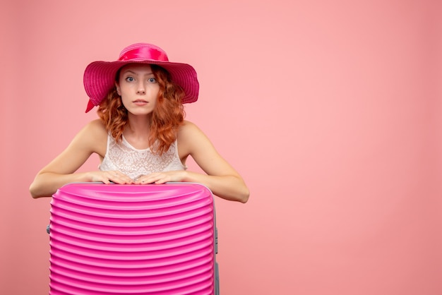 Gratis foto vooraanzicht vrouwelijke toerist met roze zak