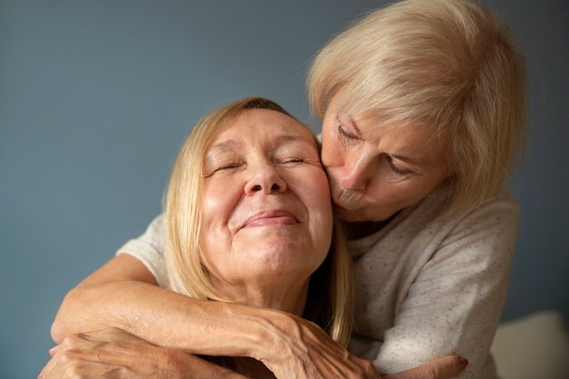 Gratis foto vooraanzicht vrouwen die verliefd zijn