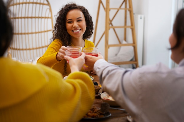 Gratis foto vooraanzicht vrouwen genieten van heerlijk eten