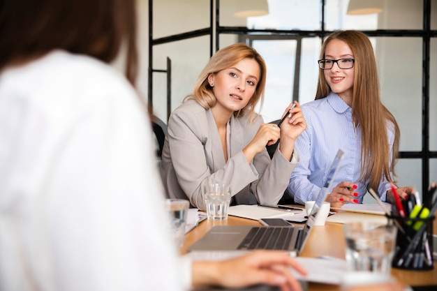 Vooraanzicht vrouwen op werk vergadering
