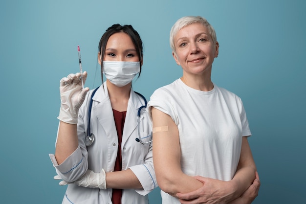 Vooraanzicht vrouwen samen poseren