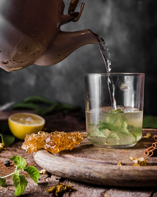 Vooraanzicht water dat in glas wordt gegoten