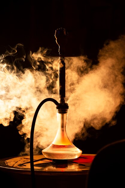 Vooraanzicht waterpijp in een bar met mist rond