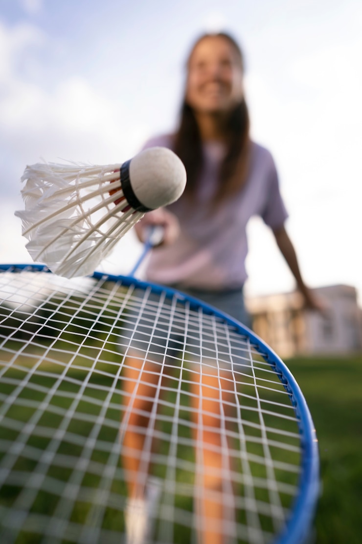 Gratis Foto vooraanzicht wazige vrouw die badminton speelt