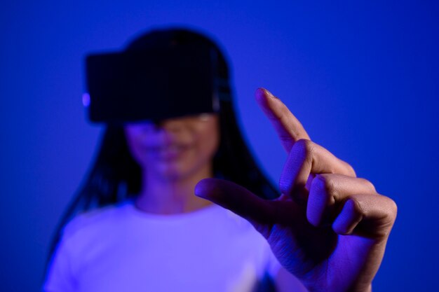 Vooraanzicht wazige vrouw met een vr-bril