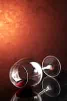 Gratis foto vooraanzicht wijnglas op de donkere kleur champagne xmas alcohol drinken