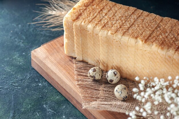 Vooraanzicht wit brood op donkere achtergrond thee ontbijt kleur gebak bakkerij ochtend broodje deeg eten