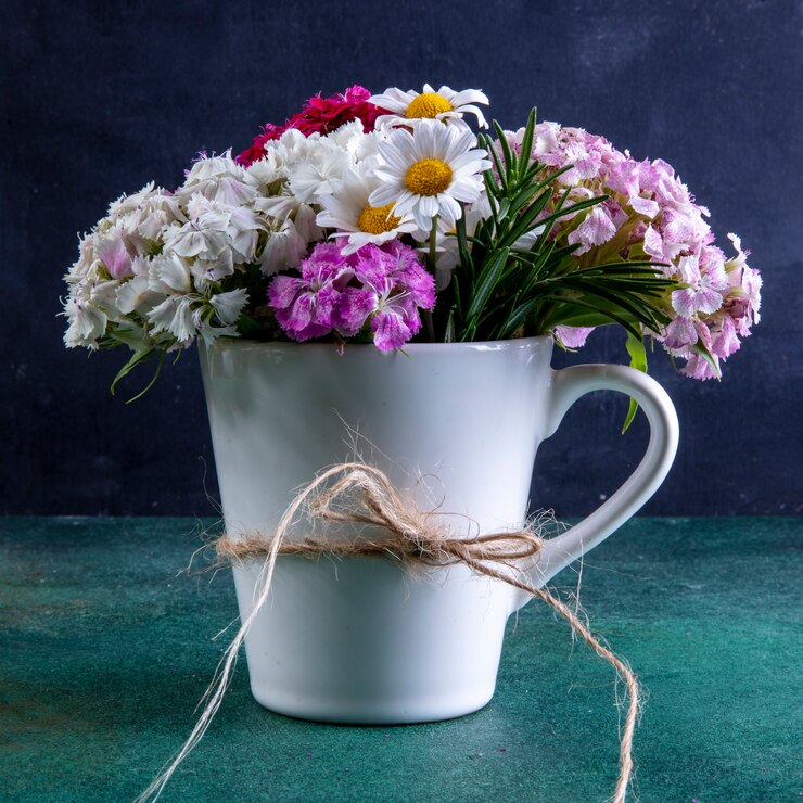 Gratis Foto vooraanzicht witte beker met kleurrijke bloemen erin