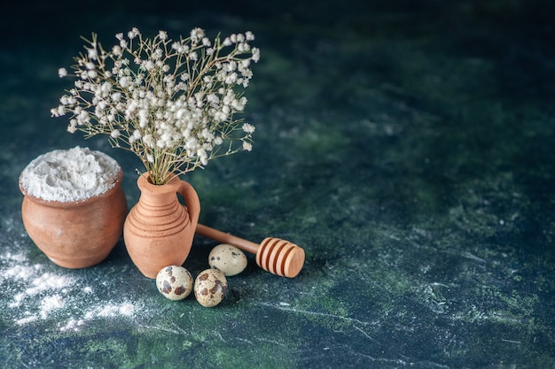 Vooraanzicht witte bloemen met kwarteleitjes en bloem op donkere achtergrond schoonheid boomtak kleur foto natuur voedsel vogel vrije ruimte