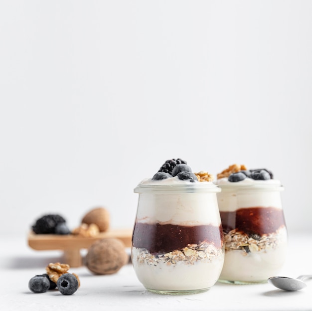 Gratis foto vooraanzicht yoghurt met jam en fruit