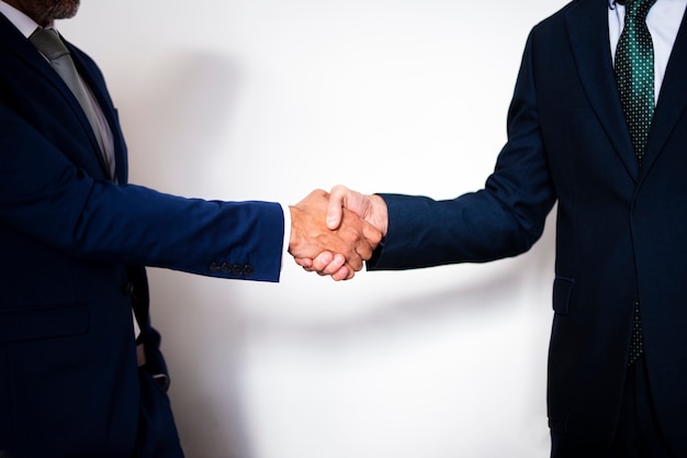 Vooraanzicht zakelijke handshake samenwerking