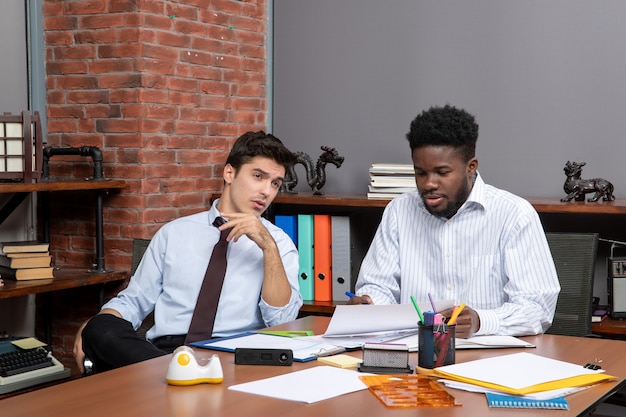 Vooraanzicht zakelijke onderhandelingen twee collega's die met elkaar praten