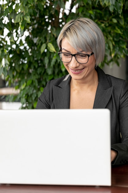 Vooraanzicht zakenvrouw die op laptop werkt