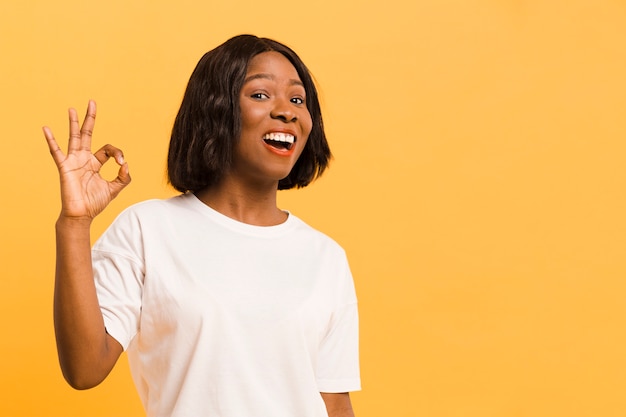 Vooraanzicht zekere vrouw in studio